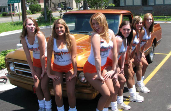 HOOTERS GIRLS - RUBBIN OUT THE PAINT JOB!